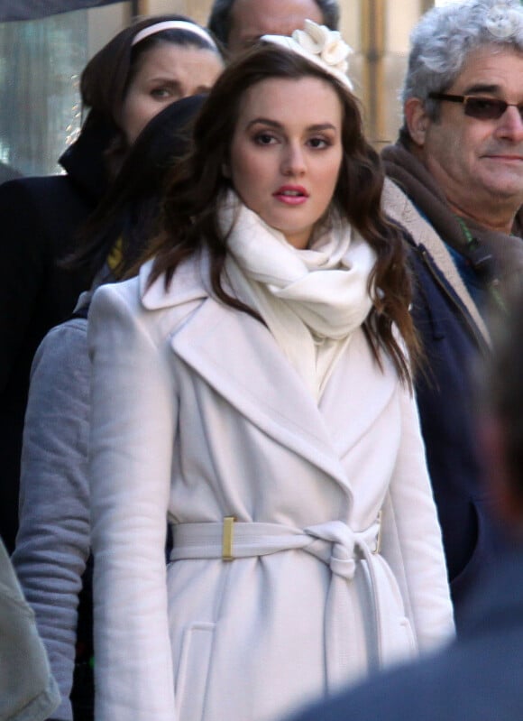 Leighton Meester, éblouissante, quand elle se la joue très Kate Middleton sur le tournage de Gossip Girl à la boutique Vera Wang de New York le 28 octobre 2011