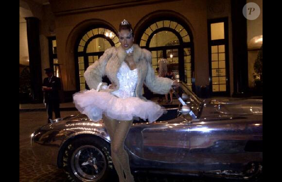 Alessandra Ambrosio sexy à souhait pour la jouer Black Swan pour sa fête d'Halloween le 29 octobre 2011
