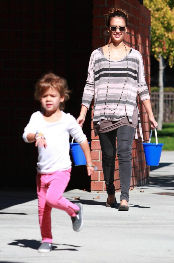 Jessica Alba est peut-être maman pour la seconde fois mais elle ne délaisse pas son aînée, Honor. Ici, au parc à Los Angeles, le 29 octobre 2011