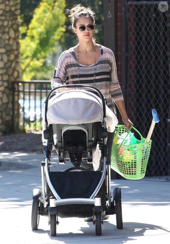 Jessica Alba est une maman formidable et passe beaucoup de temps en famille. Ici, à L.A le 29 octobre 2011