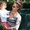 Jessica Alba est peut-être maman pour la seconde fois mais elle ne délaisse pas son aînée, Honor. Ici, au parc à Los Angeles, le 29 octobre 2011