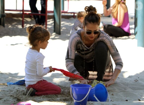 Jessica Alba est une maman sur tous les fronts ! Elle s'amuse comme une enfant à Los Angeles en famille, dans un parc de la ville. Le 29/1011