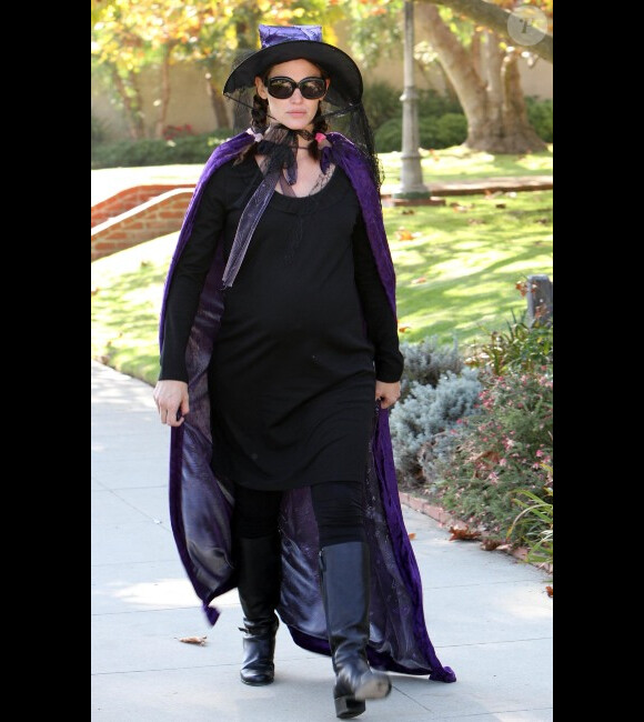 Jennifer Garner n'a pas oublié Halloween. La star, enceinte, était déguisée en sorcière, pour aller déposer ses filles à l'école, le 31 octobre 2011 à Santa Monica en Californie