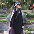 Jennifer Garner, enceinte et en sorcière, pour aller déposer ses filles à l'école, le 31 octobre 2011 à Santa Monica en Californie