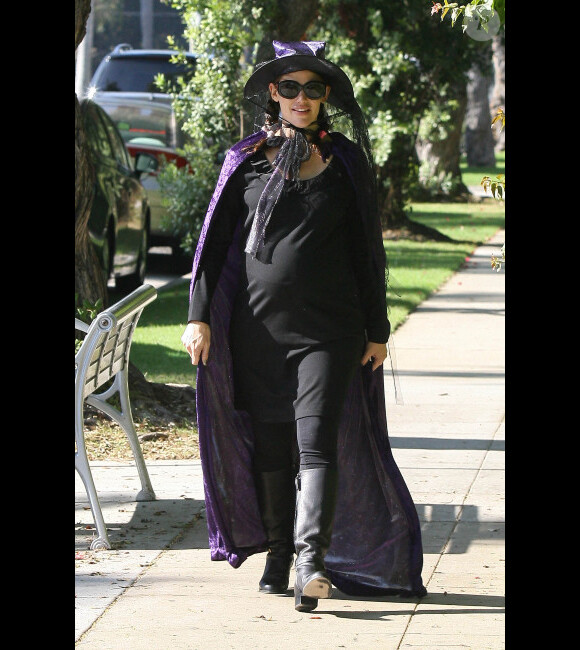 Jennifer Garner, enceinte et en sorcière, pour aller déposer ses filles à l'école, le 31 octobre 2011 à Santa Monica en Californie