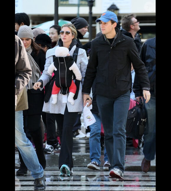 Ivanka Trump et son mari Jared Kuschner, très amoureux, promènent leur fille Arabella Rose dans les rues de Manhattan à New York, le 30 octobre 2011