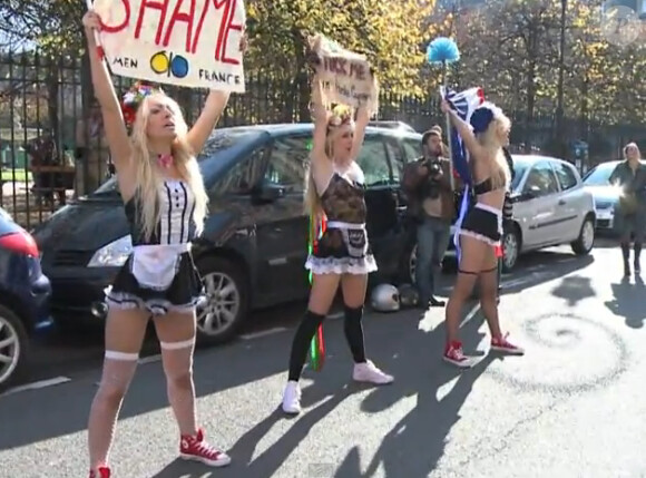 L'association ukrainienne Femen mène une action devant le domicile de Dominique Strauss-Kahn à Paris, le 31 octobre 2011.