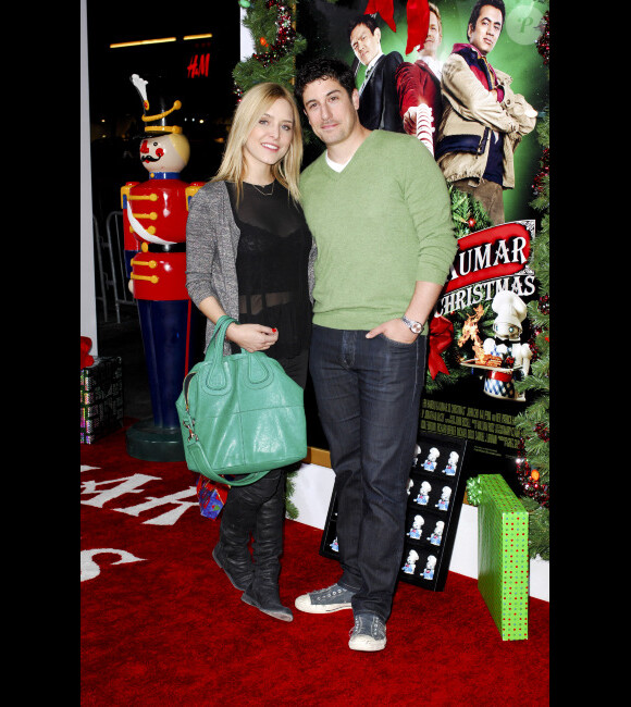Jason Biggs et sa femme Jenny Mollen à Los Angeles pour l'avant première de A very Harold et Kumar 3D Christmas, le 2 novembre 2011.