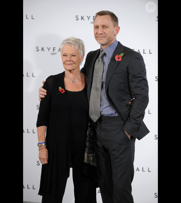 Judi Dench et Daniel Craig pour la première conférence de presse de Skyfall, à Londres le 3 novembre 2011.