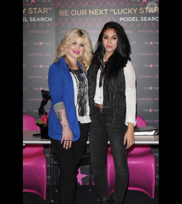 Les belles Lourdes Leon et Kelly Osbourne lors du Material Girl "Lucky Stars" casting au Macy's Herald Square, le 2 novembre 2011 à New York