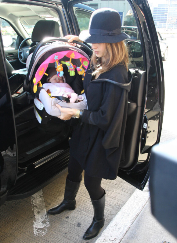 Jessica Alba à l'aéroport de LAX avec sa fille Haven, le 5 novembre 2011