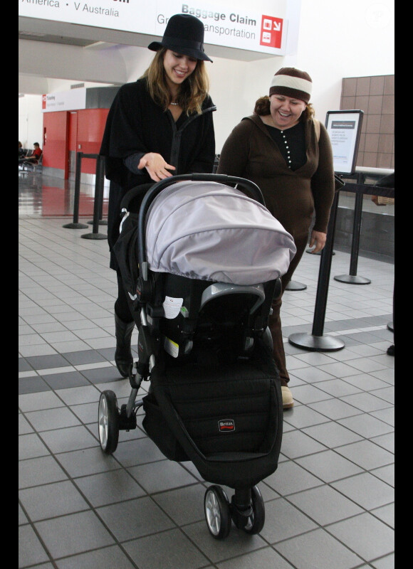 Jessica Alba à l'aéroport de LAX avec sa fille Haven dans la poussette, le 5 novembre 2011