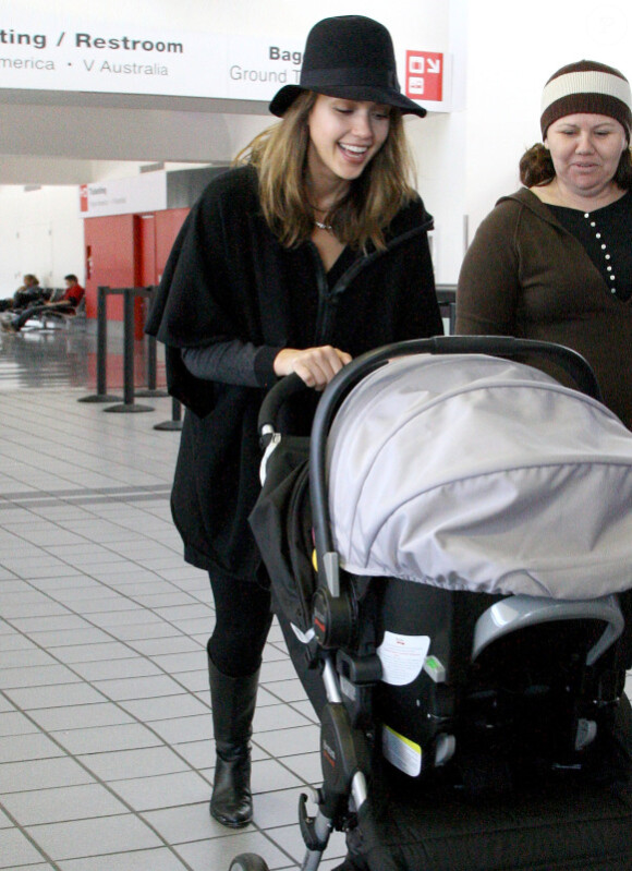 Jessica Alba sourit à l'aéroport de LAX avec sa fille Haven, le 5 novembre 2011