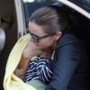 Miranda Kerr porte le bébé d'une amie pour faire diversion, à New York, le 5 novembre 2011