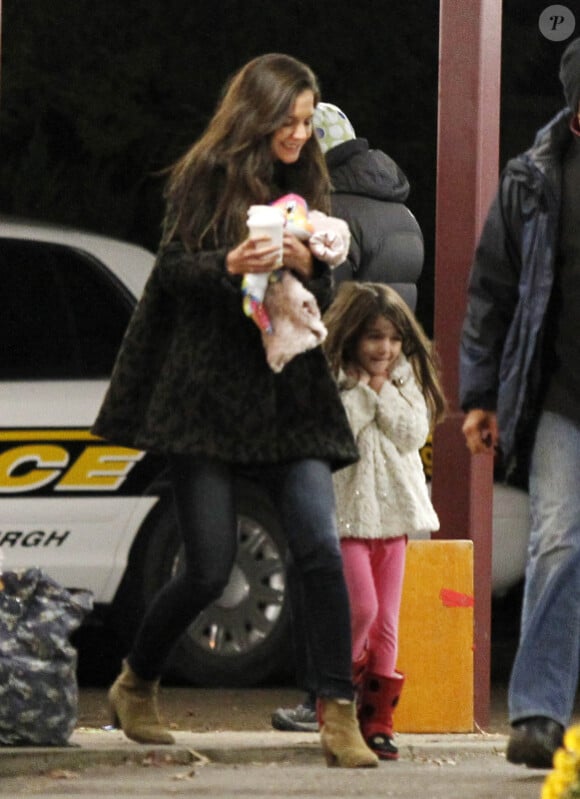 Katie Holmes et sa fille Suri bravent le froid sur le tournage du prochain film de Tom Cruise, One Shot, à Pittsburgh, le 30 octobre 2011