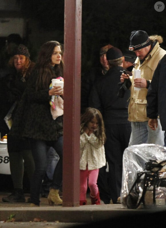 Katie Holmes et sa fille Suri sur le tournage du prochain film de Tom Cruise, One Shot, à Pittsburgh, le 30 octobre 2011