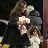 Katie Holmes et sa fille Suri ont froids sur le tournage du prochain film de Tom Cruise, One Shot, à Pittsburgh, le 30 octobre 2011