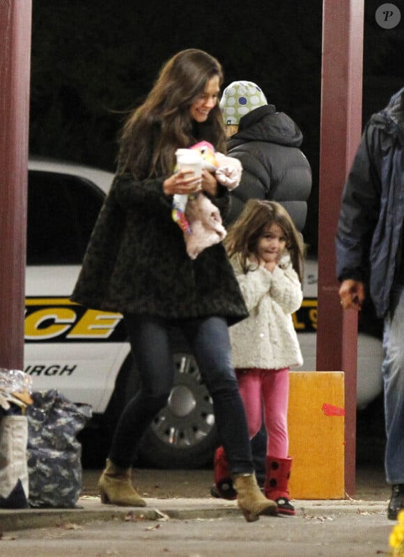 Katie Holmes et sa fille Suri ont froids sur le tournage du prochain film de Tom Cruise, One Shot, à Pittsburgh, le 30 octobre 2011