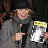 Kim Cattrall, à NY, sort de la représentation de la pièce Private Lives, dont elle est l'héroïne avec Paul Gross. 6 novembre 2011