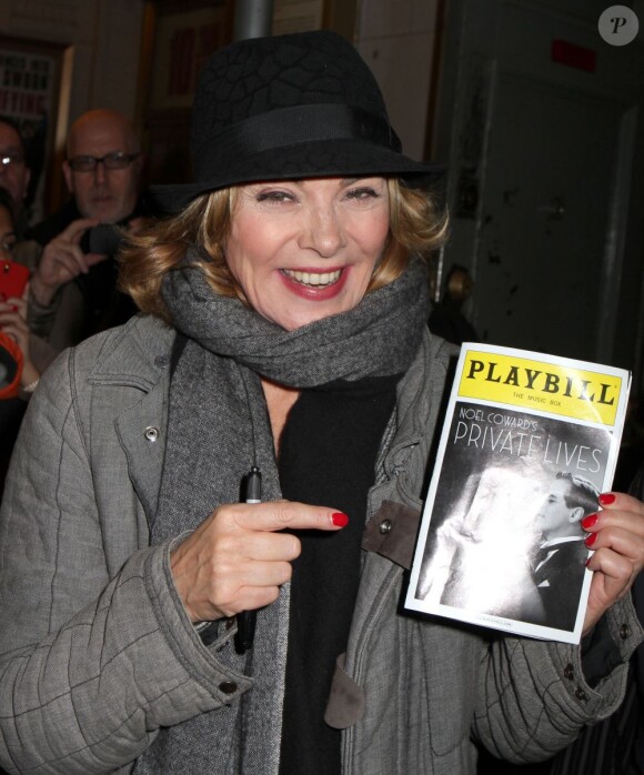 Kim Cattrall, à NY, sort de la représentation de la pièce Private Lives, dont elle est l'héroïne avec Paul Gross. 6 novembre 2011