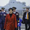 Copiant un peu le dress code de Kate Middleton quelques jours plus tôt, la princesse Mary de Danemark était à Odense pour l'inauguration de nouvelles frégates de la Marine danoise, le 7 novembre 2011.