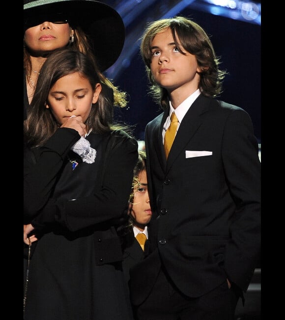 Les enfants de Michael Jackson, sa fille Paris et ses deux fils Prince Michael Jackson II (AKA Blanket) et Prince Michael à Los Angeles le 7 juillet 2009 à Los Angeles