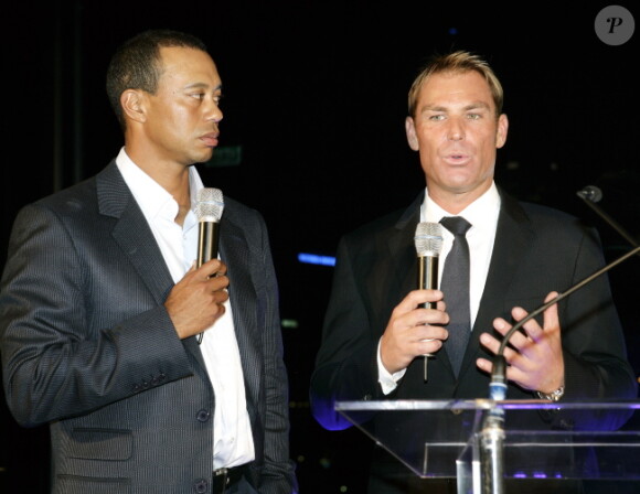 Tiger Woods, enchanté d'être au côté de Shane Warne le 7 novembre 2011 à Melbourne pour l'inauguration du Club 23