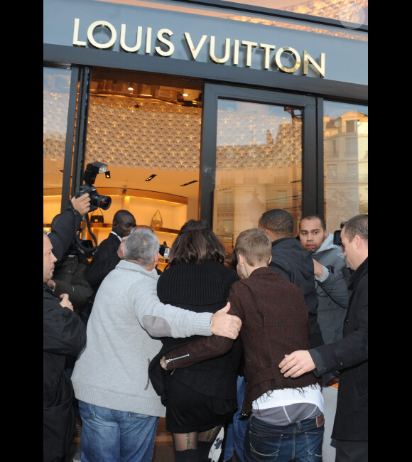 Justin Bieber se rendent dans un grand magasin sur les Champs-Elysées à Paris, le mercredi 9 novembre 2011.