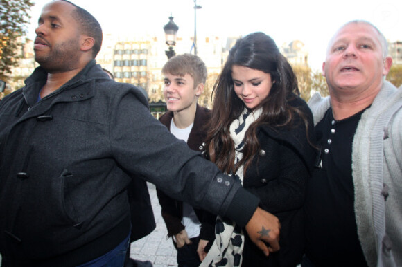 Justin Bieber et Selena Gomez déjeunent au restaurant  L'Avenue, de l'avenue Montaigne, à Paris, le mercredi 9 novembre 2011.