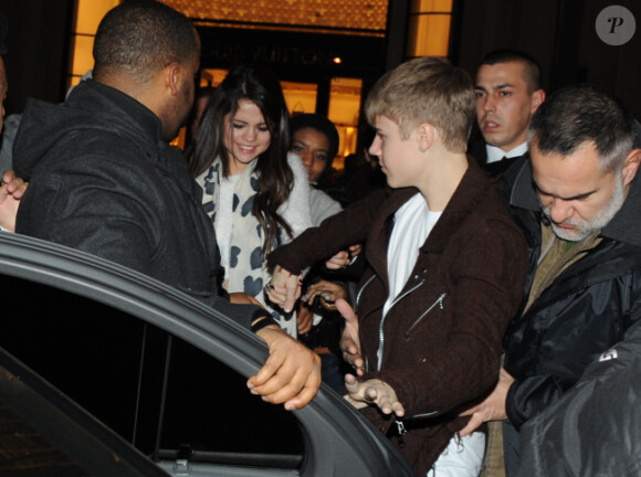 Justin Bieber et Selena Gomez quittent le magasin Louis Vuitton des Champs-Elysées, à Paris, le mercredi 9 novembre 2011.