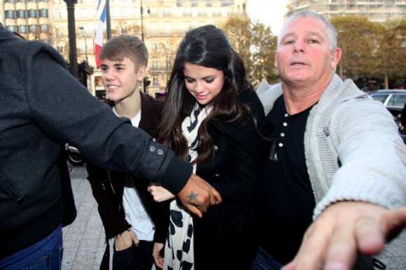 Justin Bieber et Selena Gomez déjeunent dans un restaurant de l'avenue Montaigne, à Paris, le mercredi 9 novembre 2011.