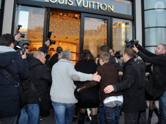 Justin Bieber se rendent dans un grand magasin sur les Champs-Elysées à Paris, le mercredi 9 novembre 2011.