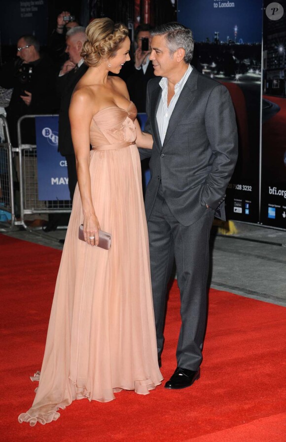 George Clooney et Stacey Keibler, à Londres, le 21 octobre 2011.