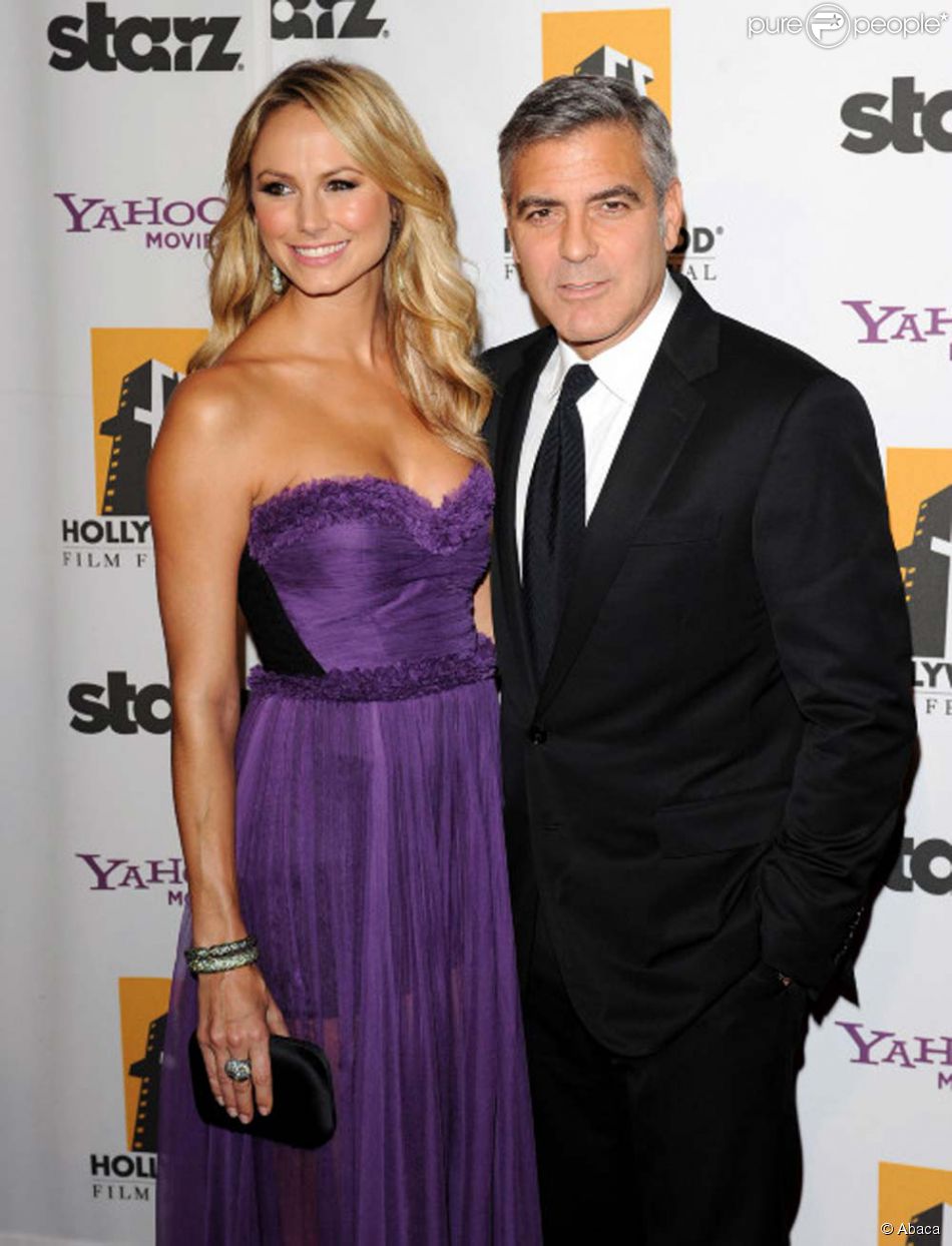 George Clooney et Stacey Keibler, à Los Angeles, le 24 octobre 2011 ...