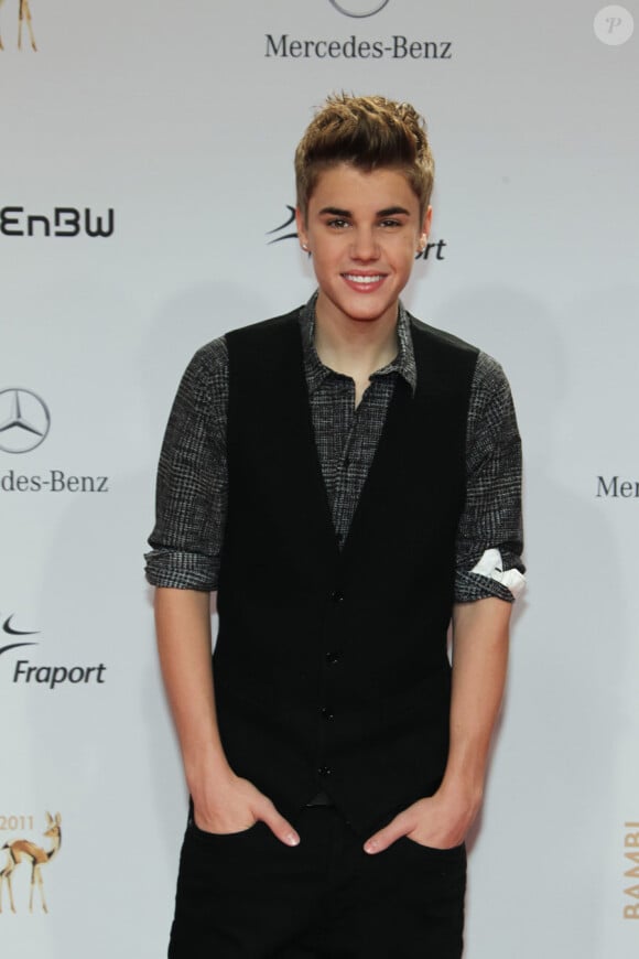 Justin Bieber les cheveux en l'air lors de la cérémonie des Bambi Awards à Wiesbaden, en Allemagne le 10 novembre 2011