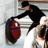 La reine Elizabeth II dépose une gerbe au cénotaphe. La famille royale britannique honorait le 13 novembre 2011 le traditionnel Dimanche du Souvenir à la gloire des anciens combattants et à la mémoire des disparus, devant le cénotaphe de Whitehall, à Londres.