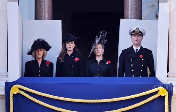 Catherine, duchesse de Cambridge, avec Camilla Parker  Bowles, Sophie de Wessex et l'amiral Thimothy Laurence, au balcon des bureaux des Affaires  Etrangères. La famille royale britannique honorait le 13 novembre 2011 le traditionnel Dimanche du Souvenir à la gloire des anciens combattants et à la mémoire des disparus, devant le cénotaphe de Whitehall, à Londres.