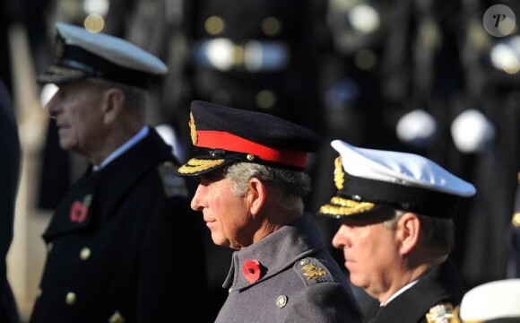 Le duc d'Edimbourg, le prince Charles et le prince Andrew duc d'York en plein recueillement. La famille royale britannique honorait le 13 novembre 2011 le traditionnel Dimanche du Souvenir à la gloire des anciens combattants et à la mémoire des disparus, devant le cénotaphe de Whitehall, à Londres.