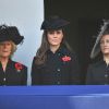 Catherine, duchesse de Cambridge, entre Camilla Parker  Bowles et Sophie de Wessex, au balcon des bureaux des Affaires  Etrangères. La famille royale britannique honorait le 13 novembre 2011 le traditionnel Dimanche du Souvenir à la gloire des anciens combattants et à la mémoire des disparus, devant le cénotaphe de Whitehall, à Londres.