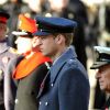 Le prince William et le duc d'Edimbourg en plein recueillement. La famille royale britannique honorait le 13 novembre 2011 le traditionnel Dimanche du Souvenir à la gloire des anciens combattants et à la mémoire des disparus, devant le cénotaphe de Whitehall, à Londres.