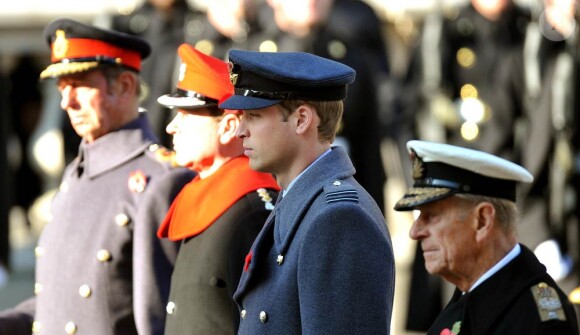 Le prince William et le duc d'Edimbourg en plein recueillement. La famille royale britannique honorait le 13 novembre 2011 le traditionnel Dimanche du Souvenir à la gloire des anciens combattants et à la mémoire des disparus, devant le cénotaphe de Whitehall, à Londres.