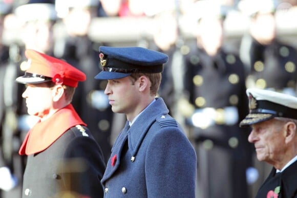 Le prince William se receuille au cénotaphe. Les royaux et dignitaires britanniques honoraient le 13 novembre 2011, coquelicot à la boutonnière, le  traditionnel Dimanche du Souvenir, devant le cénotaphe de Whitehall, à Londres.