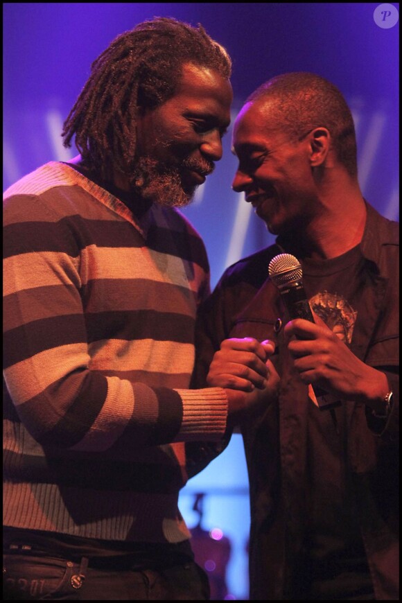 Concert solidarité Outre-Mer, samedi 12 novembre au Bataclan, à Paris. Tiken Jah Fakoly et Claudy Siar.
