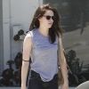 Kristen Stewart, parfaitement à l'aise dans ses Chuck Taylor de Converse à la sortie de son club de gym. 30 juin 2011.