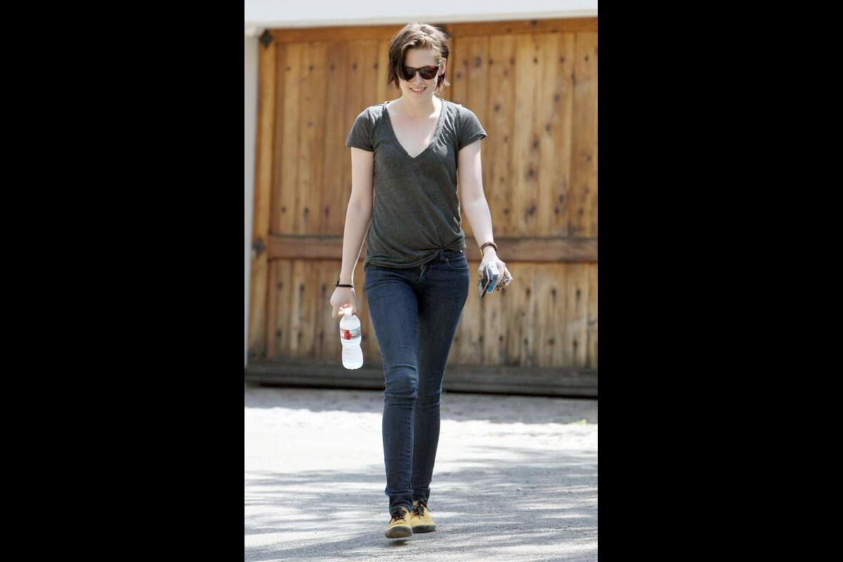 Photo : L'actrice Kristen Stewart, portant un simple t-shirt gris, un