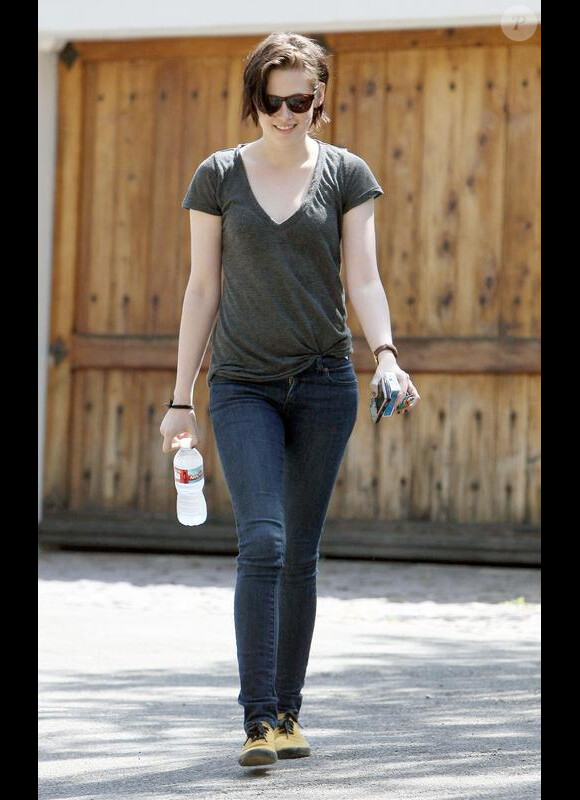 L'actrice Kristen Stewart, portant un simple t-shirt gris, un slim brut et des Vans. Beverly Hills, le 23 mars 2010.