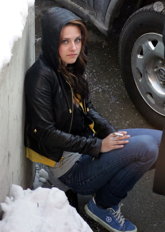 Très décontractée et cigarette à la main, Kristen Stewart passait le temps, couverte par la capuche de son sweat lors du Festival de Sundance. Park City, le 19 janvier 2009.