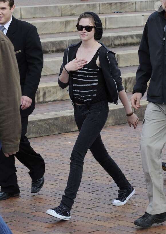 En balade à Sydney, Kristen Stewart la joue confortable et street, cachée derrière ses lunettes Mont Blanc. Le 30 mai 2010.