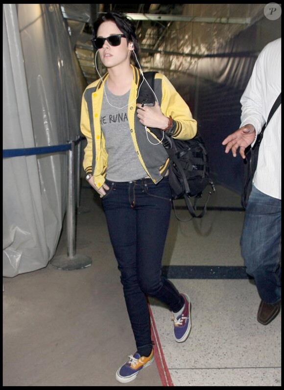 La star de la saga Twilight Kristen Stewart, en baskets Vans et lunettes Wayfarer de Ray-Ban, à l'aéroport de Los Angeles. Le 30 octobre 2009.