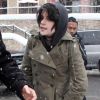 Dans un manteau Juicy Couture et un sweat à capuche, l'actrice Kristen Stewart tente de résister au froid typique de Park City lors du Festival de Sundance. Le 23 janvier 2010.